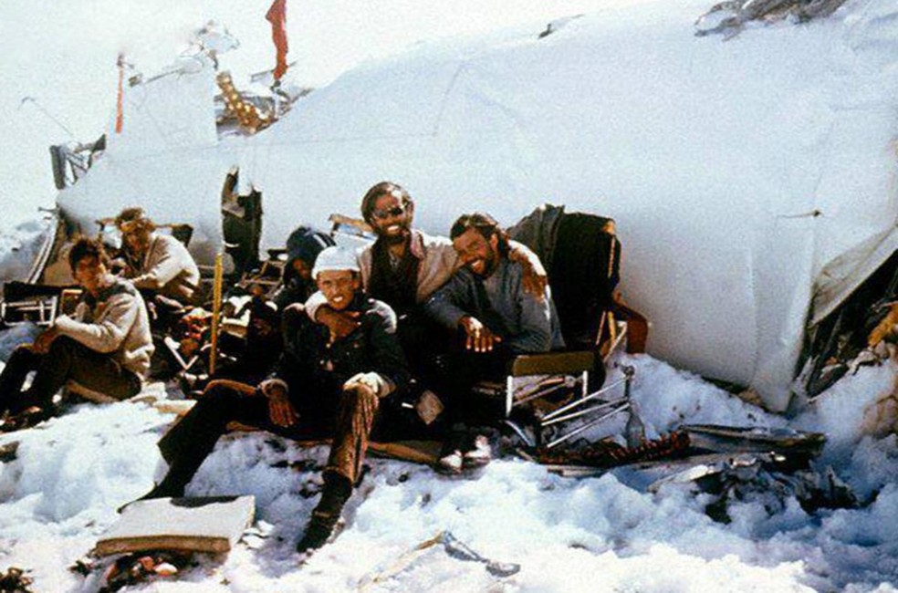 Sobreviventes perto do resto do avião que caiu na Cordilheira dos Andes, em 1972 — Foto: Reprodução