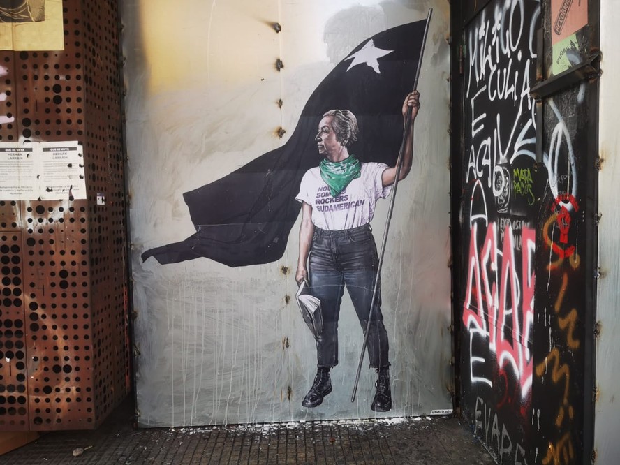 A poeta Gabriela Mistral pintada em um muro de Santiago pelo artista Fab Ciraolo