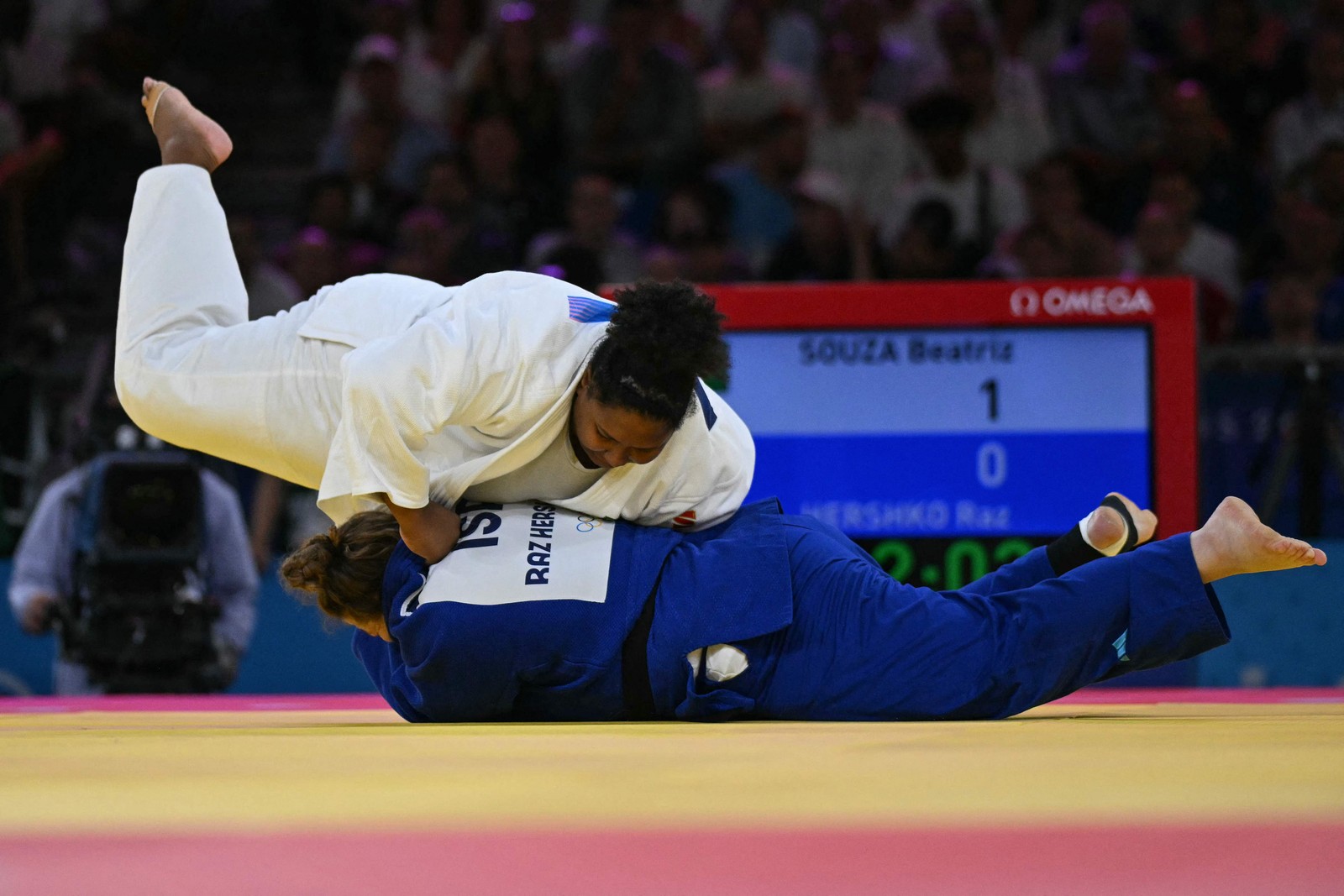 Beatriz Souza vence final eletrizante contra israelense Raz Hershko — Foto: Luis ROBAYO / AFP