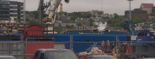 Partes do Titan foram descarregadas do navio Horizon Arctic no píer da Guarda Costeira Canadense, na cidade de St. John's, em Terra Nova.  — Foto: Paul Pickett / CBC News