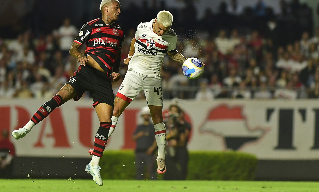 Flamengo poupa no Brasileiro, joga mal e perde a ponta em derrota para o São Paulo 