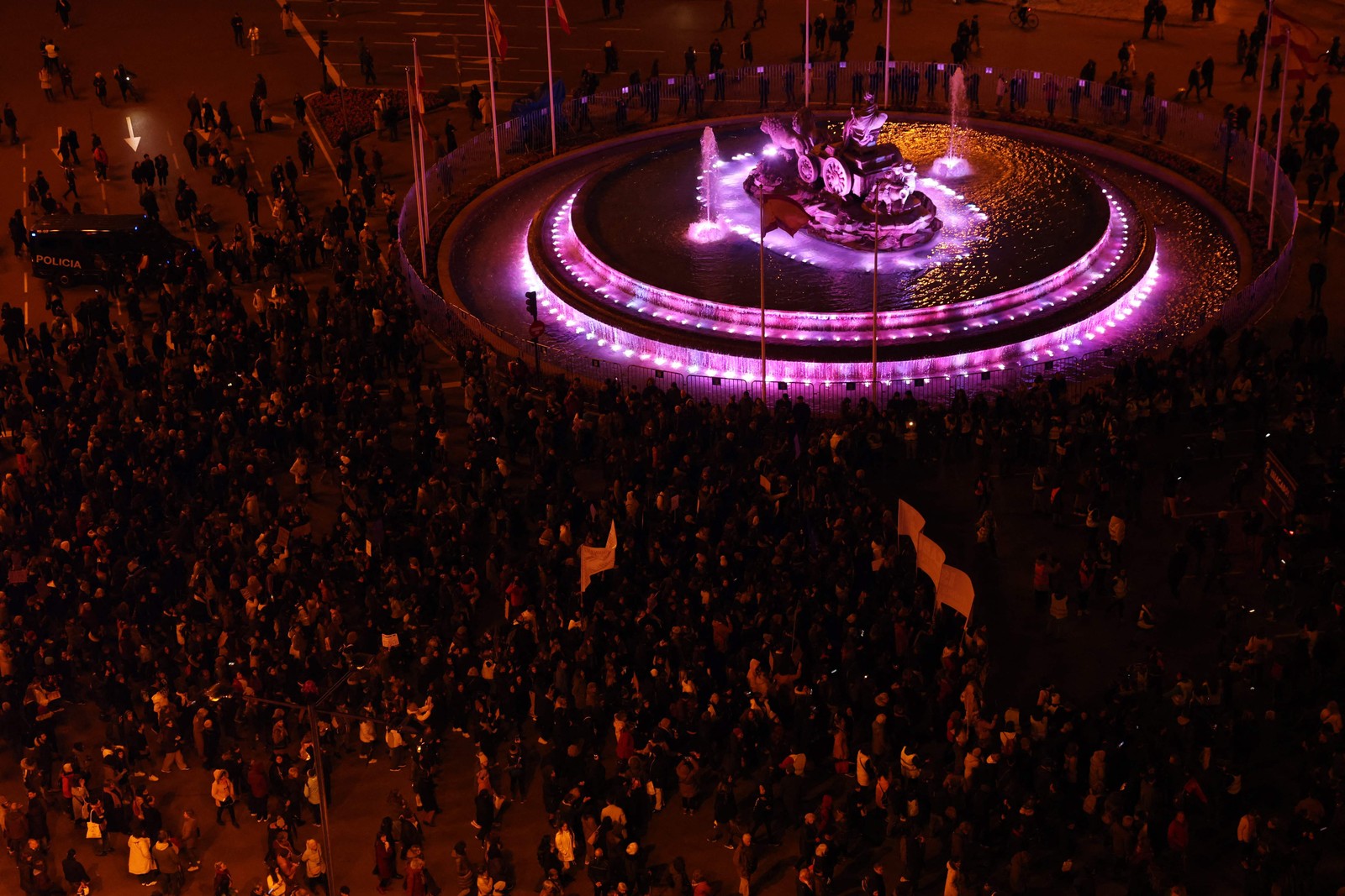 O Chafariz de Cibeles é iluminado com a cor rosa em Madri, a capital da Espanha — Foto: PIERRE-PHILIPPE MARCOU