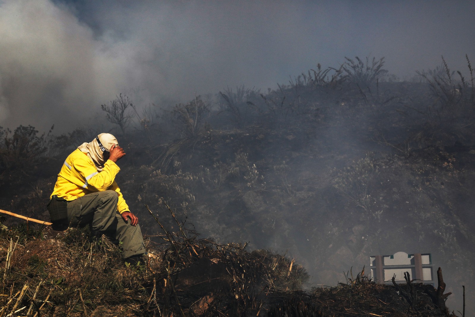 Incêndio atinge o Parque Nacional do Itatiaia desde sexta-feira (14), dia do seu aniversario de 87 anos, e já devastou o equivalente a 150 campos de futebol. Brigadistas, bombeiros e voluntários trabalham no combate da queimada na parte alta do parque, localizado na Serra da Mantiqueira — Foto: ERNESTO CARRIÇO/Agencia Enquadrar/Agencia O Globo