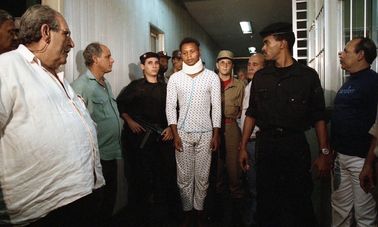 Testemunha-chave da chacina, Wagner dos Santos deixa o hospital Souza Aguiar e é levado para a sala de reconhecimento oficial da Polícia Civil, em 29 de julho de 1993 — Foto: Jorge Peter / Agência O Globo