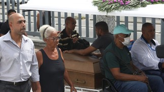 Enterro de Paulo Roberto Braga, de 68 anos, no Cemitério de Campo Grande — Foto: Fabiano Rocha/Agência O Globo