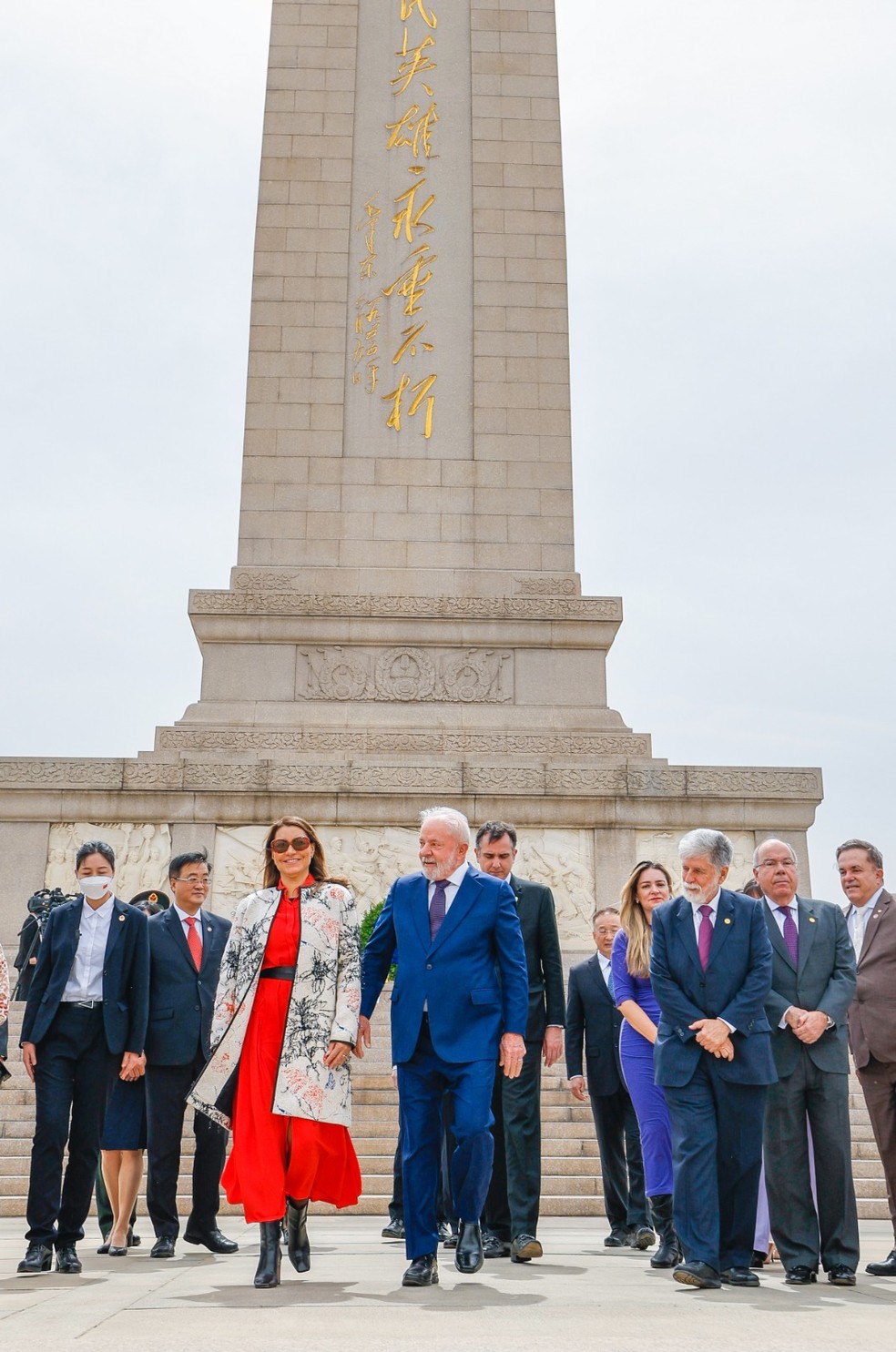 Presidente Luiz Inácio Lula da Silva e primeira-dama Janja da Silva, acompanhados de comitiva, participam de cerimônia no monumento aos Heróis do Povo, na Praça da Paz Celestial — Foto: Ricardo Stuckert