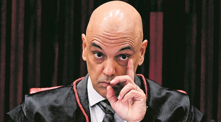 Alexandre de Moraes durante primeiro dia de julgamento de Bolsonaro no TSE: ministro reiterou, há um ano, que fake news sobre urnas levariam à cassação