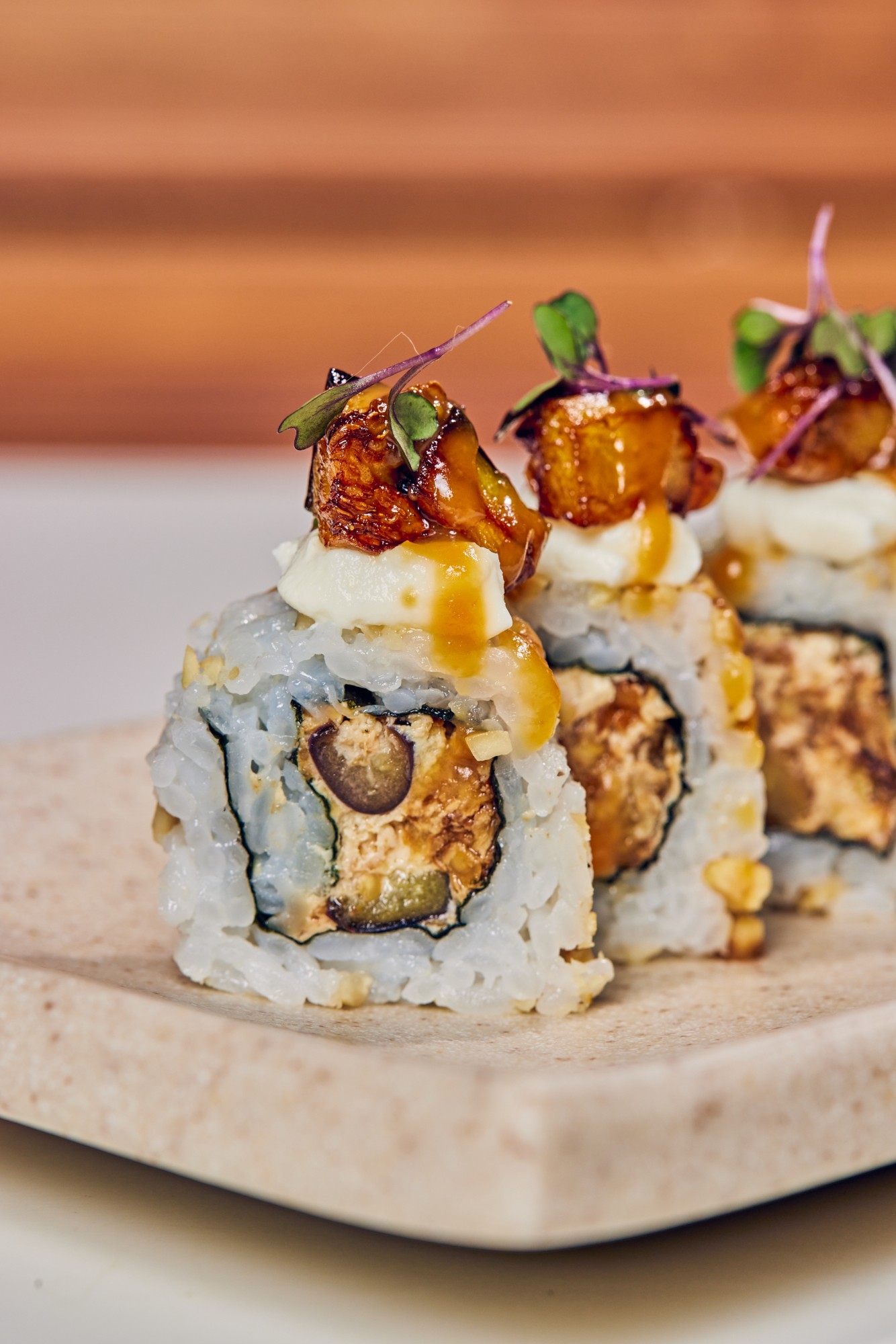 Oriental. Da seleção de pratos vegetarianos do Gurumê (3030-8235), o Nasu Roll (R$ 29) vem com oito uramakis de berinjela frita com cream cheese e missô, envoltos por castanha de caju  — Foto: Divulgação/Léo Braga