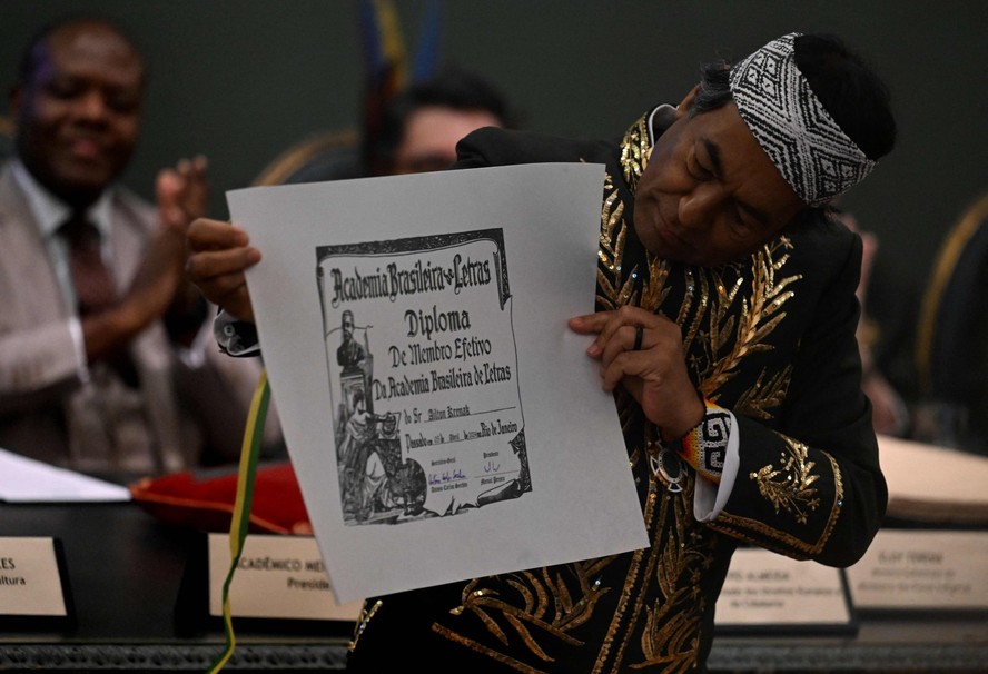 Ailton Krenak com o diploma da sua posse na ABL