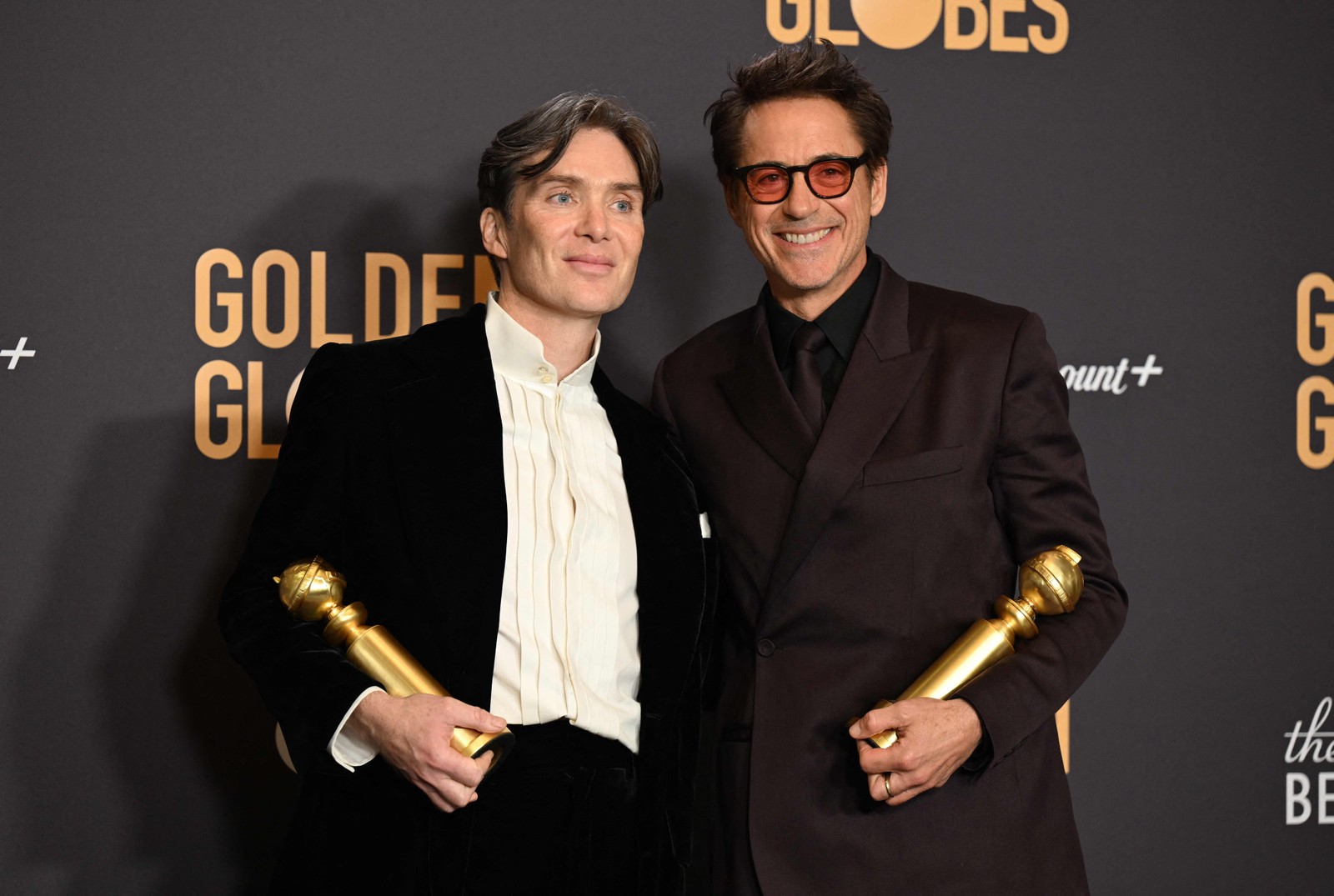 Cillian Murphy e Robert Downey Jr. conquistaram o Globo de Ouro por suas atuações em "Oppenheimer" — Foto: Robyn BECK / AFP