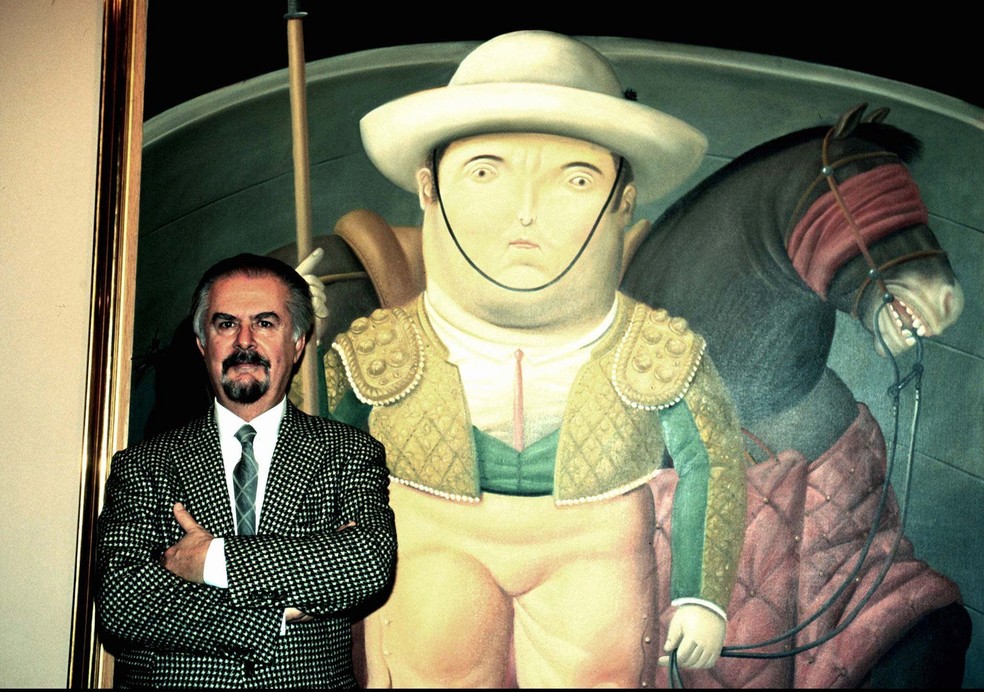 O artista plástico Fernando Botero, diante de uma de suas obras, em 1997 — Foto: Zoe Selsky/AP