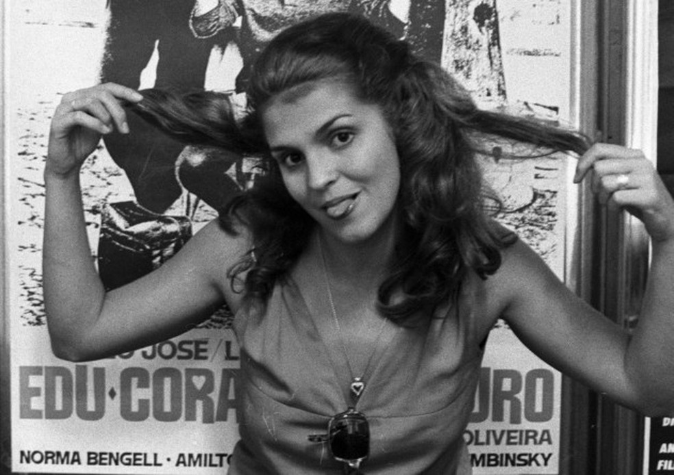 Leila Diniz diante do cartaz do filme 'Edu, coração de ouro', em 1968 — Foto: Arquivo/Agência O GLOBO