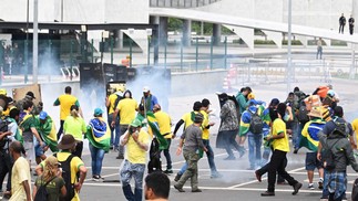 Confronto entre manifestantes bolsonaristas e agentes de segurança nos arredores do Palácio do Planalto — Foto: Evaristo Sá/AFP