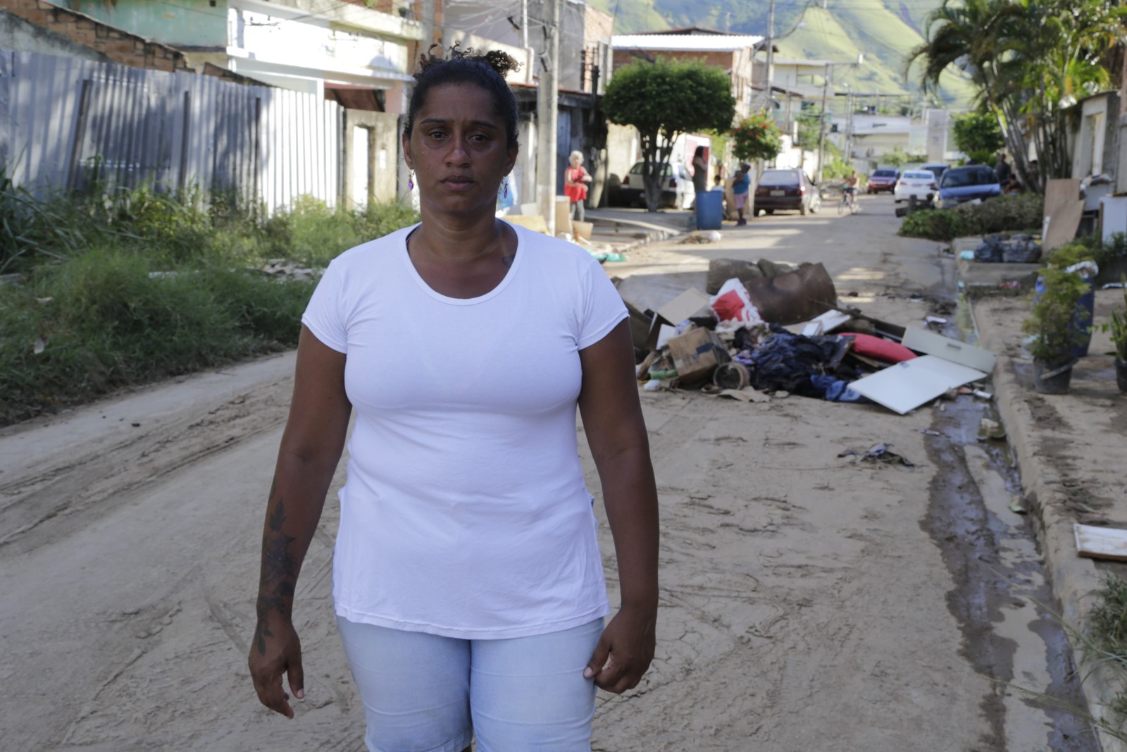 Viviane Lopes que viralizou reclamando num vídeo com água pelo pescoço com seus filhos em sua casa. — Foto: Domingos Peixoto