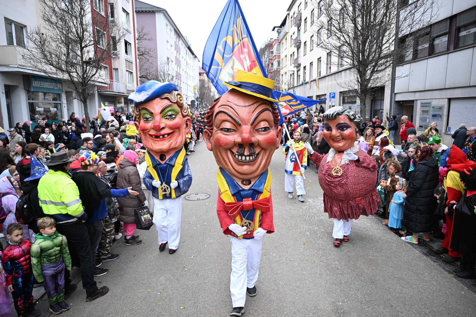 Desfile de bonecos com cabeças gigantes feitas de papel machê no carnaval de Mainz, na Alemanha — Foto: Kirill Kudryavtsev / AFP