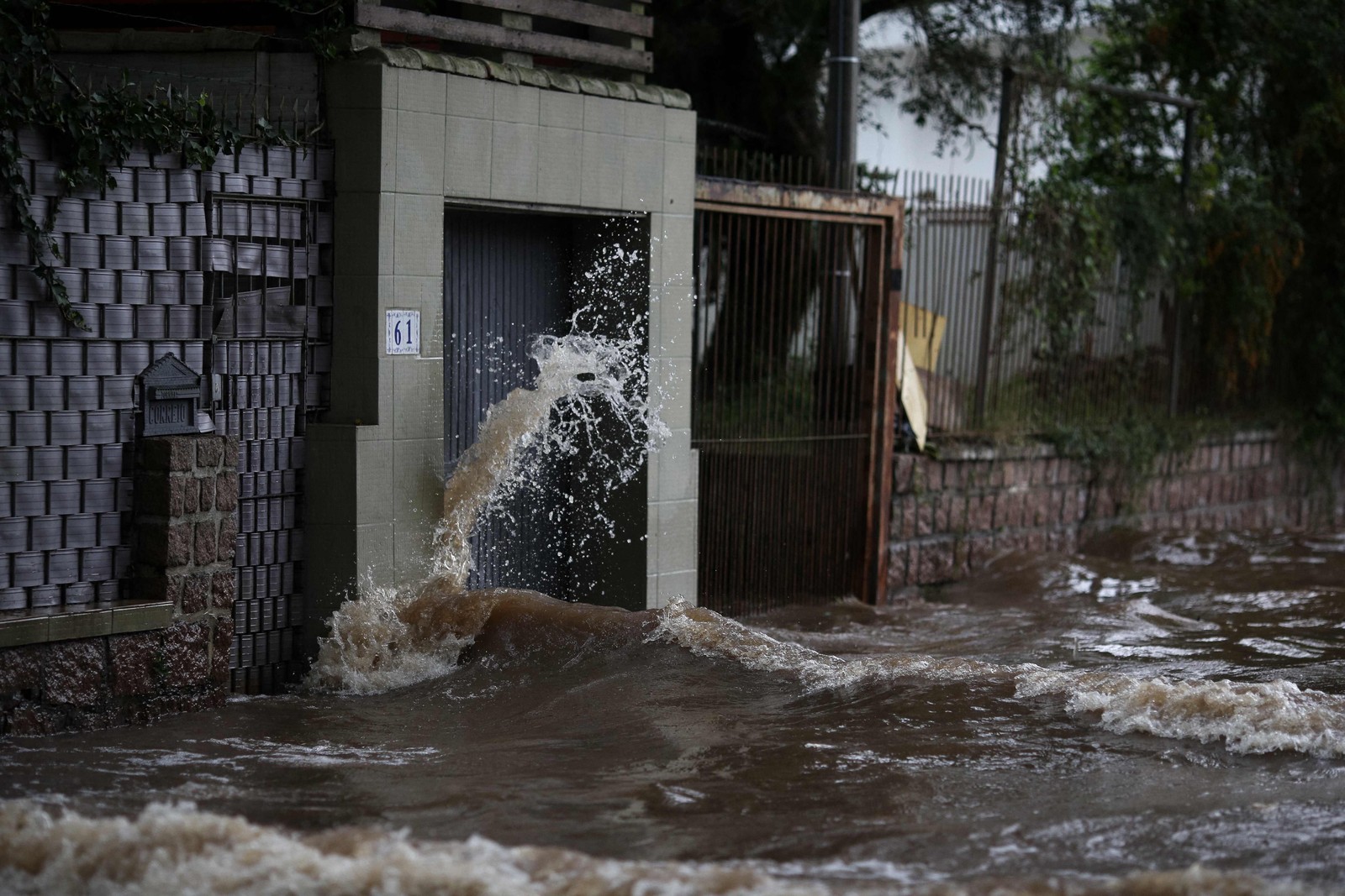 As enchentes inundaram as ruas do bairro de Ipanema, em Porto Alegre, Rio Grande do Sul. — Foto: ANSELMO CUNHA/AFP