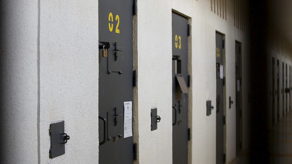 Celas de seis metros quadrados, individuais, na Penitenciária Federal de Brasília — Foto: Daniel Marenco