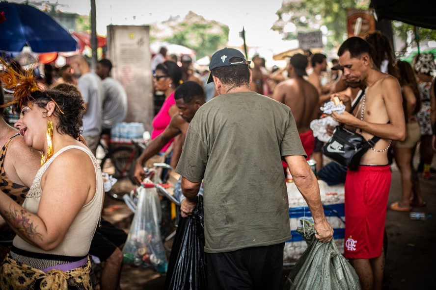 No pré-carnaval do Rio, catador carregado de latinhas de alumínio