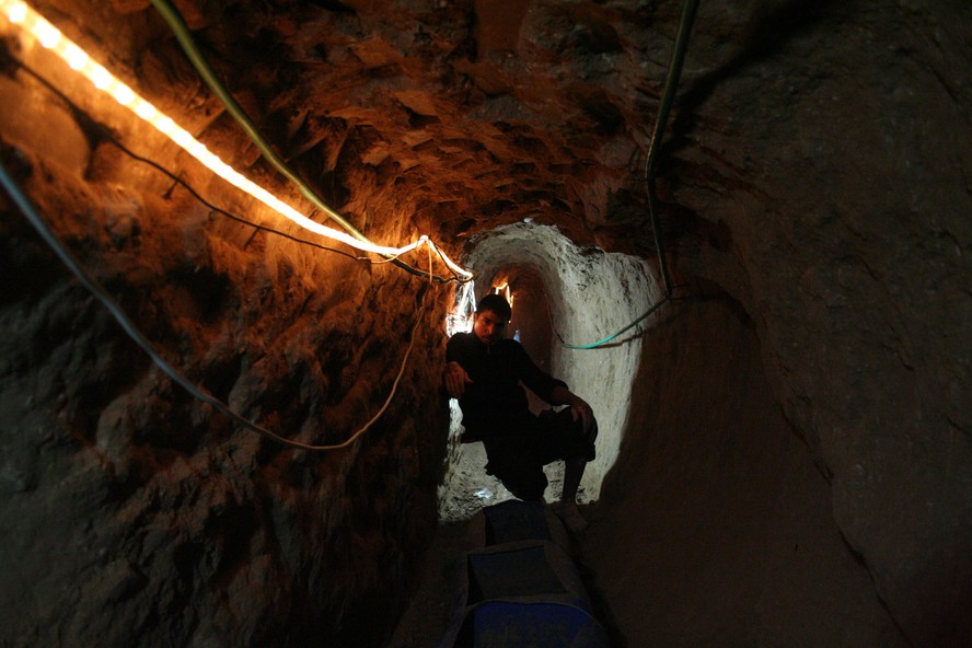 Contrabandista escava túnel em Rafah, no sul de Gaza, em direção ao Egito, em maio de 2009