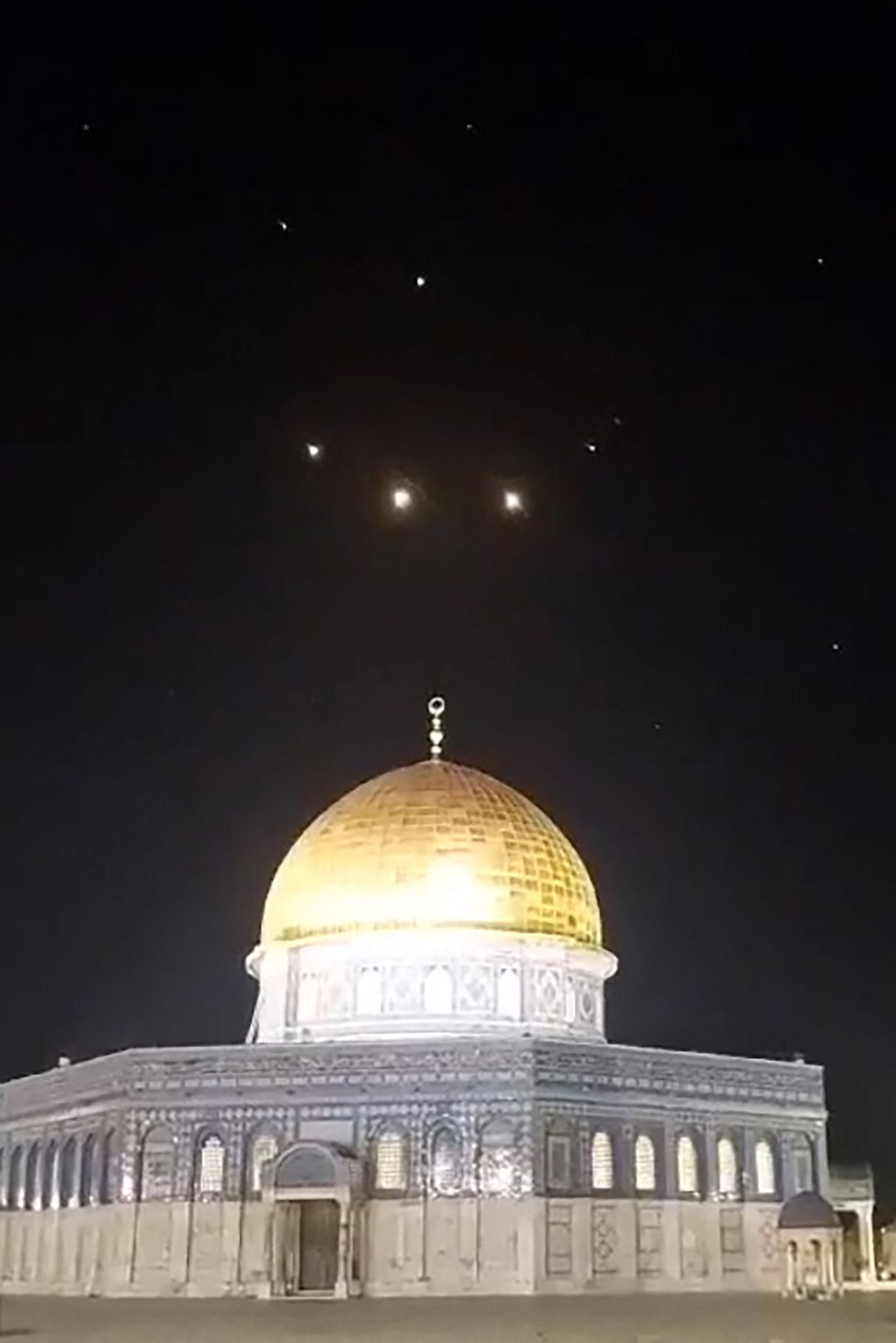 Céu acima do complexo da Mesquita Al-Aqsa em Jerusalém. O Irã lançou o seu primeiro ataque direto ao território israelita no final do sábado, 13/04/2024 — Foto: AFP