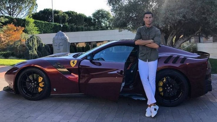 Ferrari: Cristiano Ronaldo posou com carro de luxo