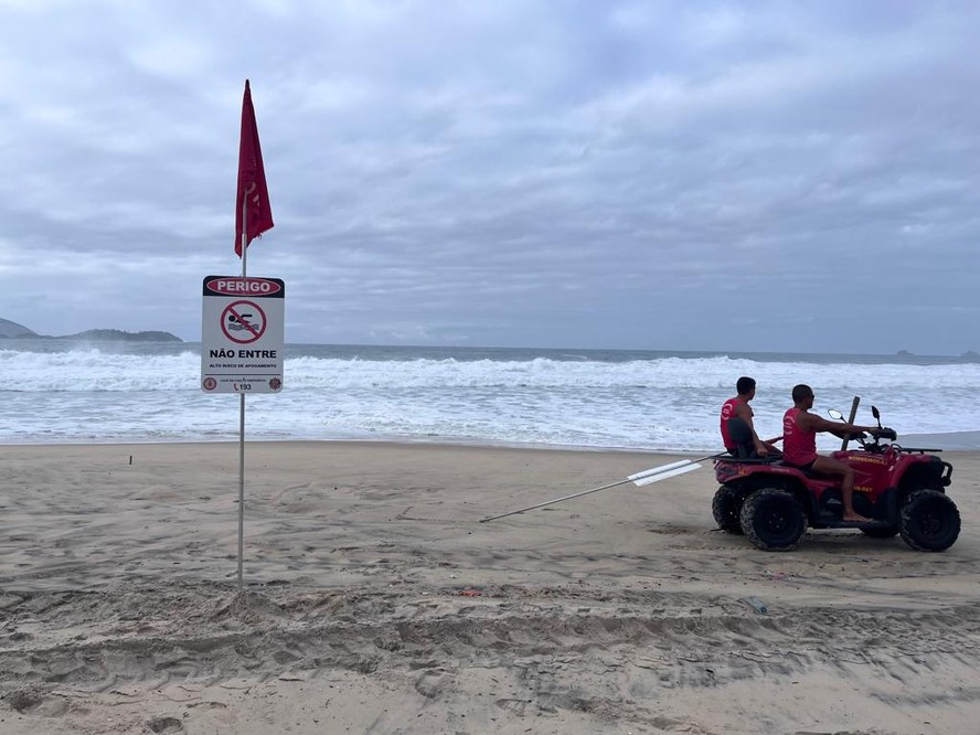 Alerta de não recomendação ao banho de mar durante ressaca