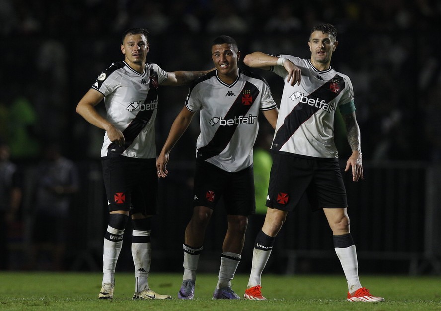 Matheus Cocão comemora o gol marcado junto com os companheiros de equipe