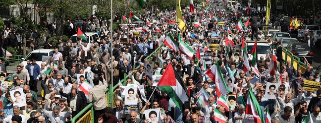 Protesto anti-Israel toma ruas de Teerã nesta sexta-feira, 19 de abril de 2024. — Foto: Atta KENARE / AFP