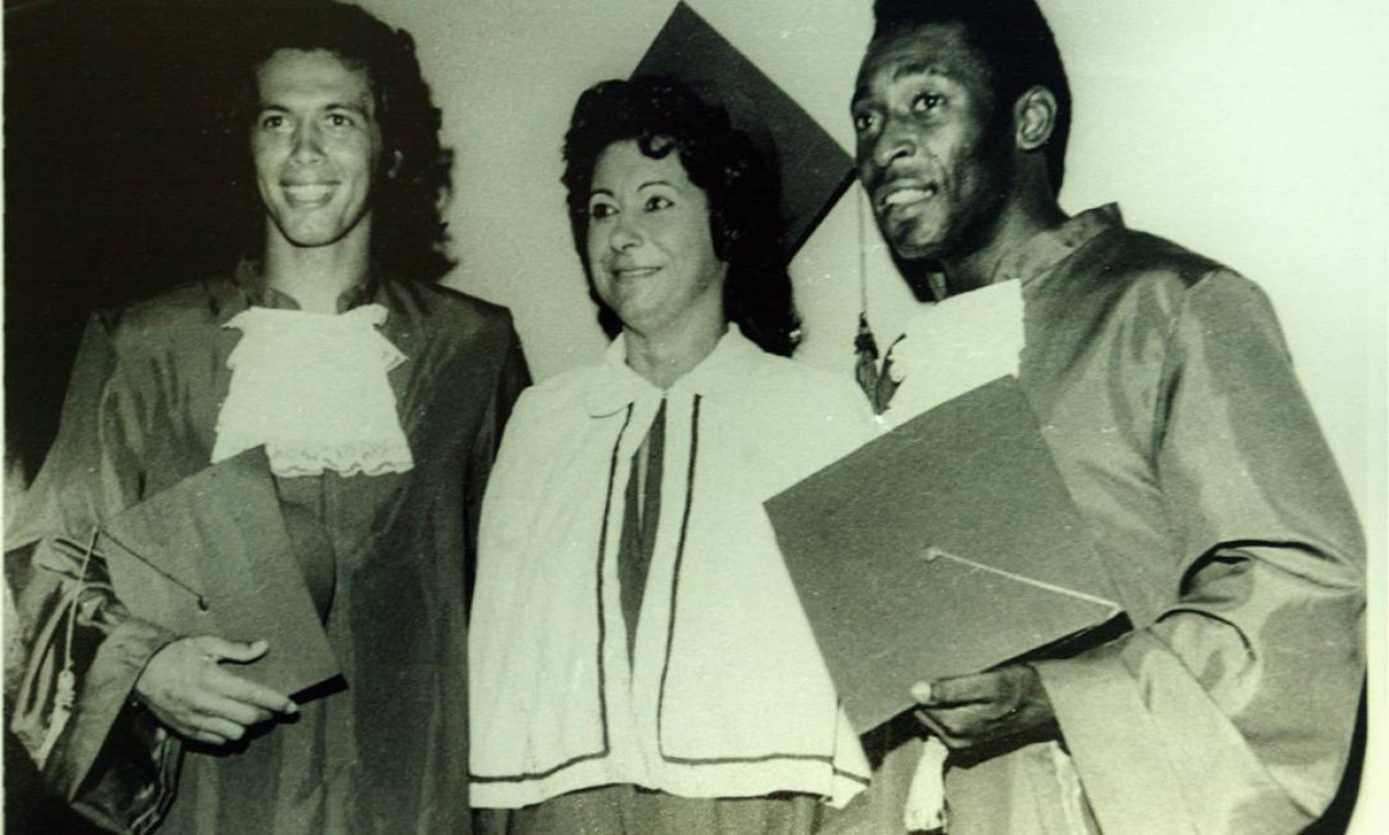 Pelé e o ex-goleiro Emerson Leão, na formatura do curso de Educação Física na Universidade Metropolitana de Santos (Unimes), em 1974  — Foto: Reprodução / Alexandre Cassiano / Agência O Globo