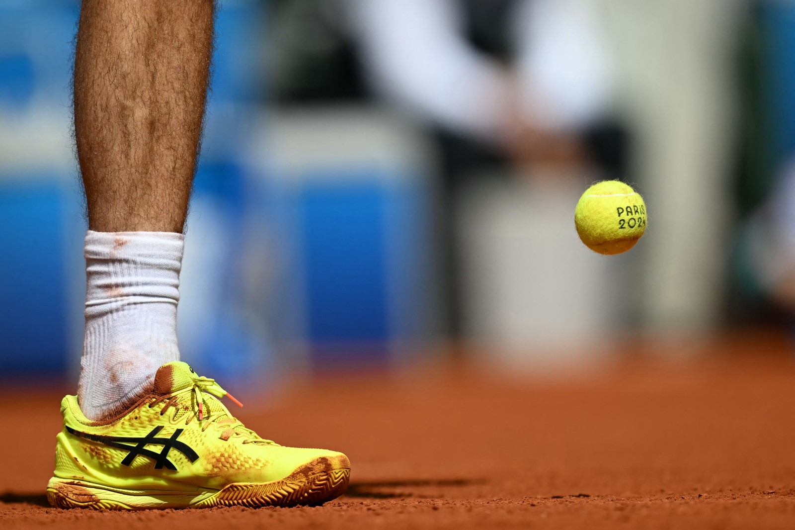 O americano Taylor Fritz se prepara para sacar durante partida de tênis — Foto: MARTIN BERNETTI /AFP