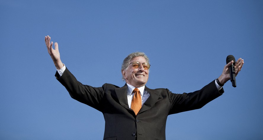 O cantor Tony Bennett se apresenta durante o 'Rally To Restore Sanity and/or Fear' no National Mall, em Washington.