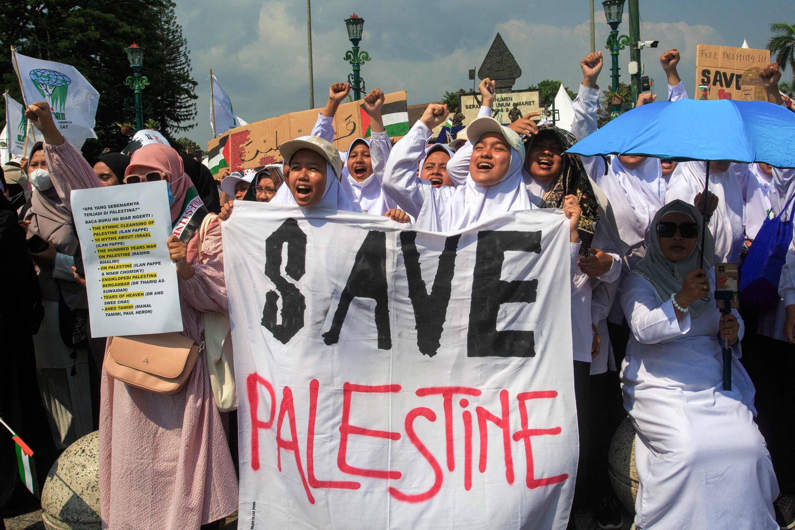 Manifestantes gritam slogans durante um comício pró-Palestina em Yogyakarta — Foto: DEVI RAHMAN / AFP
