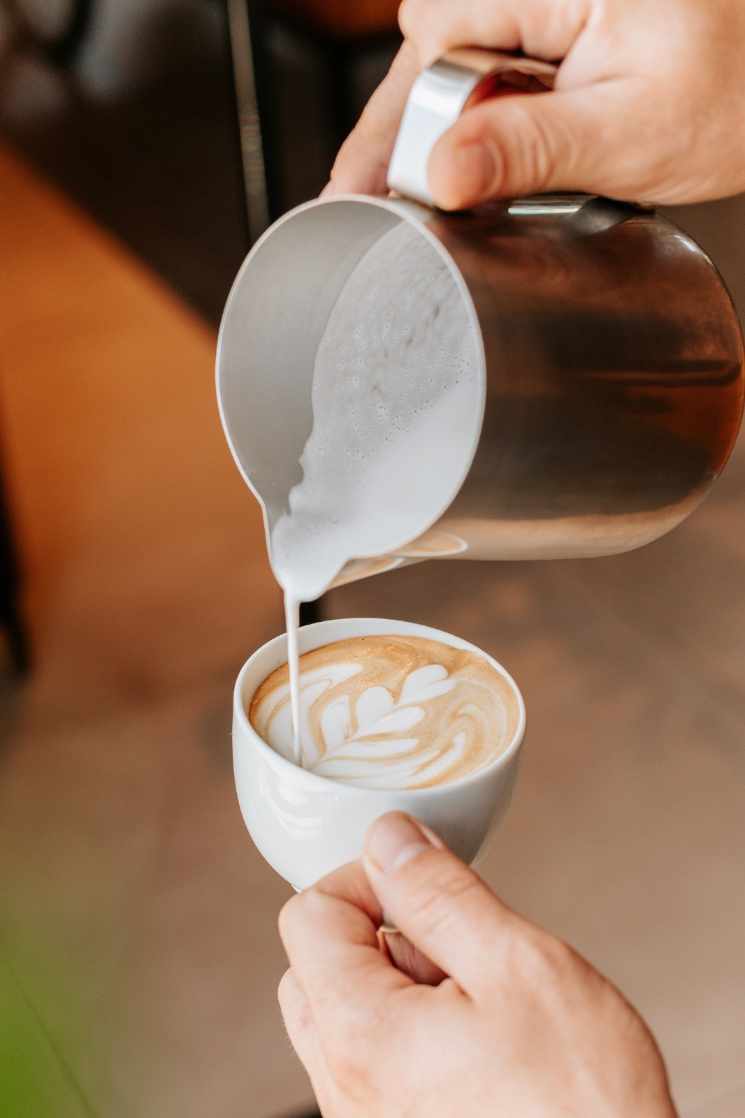 Com grãos nacionais, cafés especiais, grãos de origem 100% arábica cultivados acima de 1.000m de altitude e torrefação própria diária, o Café Cultura (97337-3582) abriu recentemente sua primeira loja em Niterói, no Plaza. O expresso com leite vaporizado da foto custa R$ 9 (P) e R$ 12 (M) — Foto: Divulgação/Natasha Azambuja