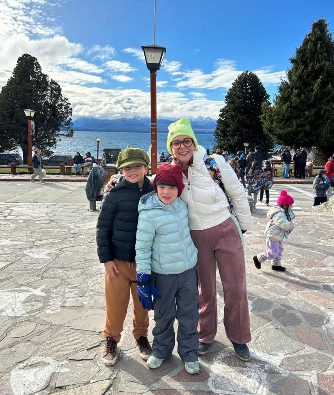 Regiane Alves, a Clara, tirou férias com os filhos, João Gabriel e Antônio, em Bariloche — Foto: Reprodução Instagram