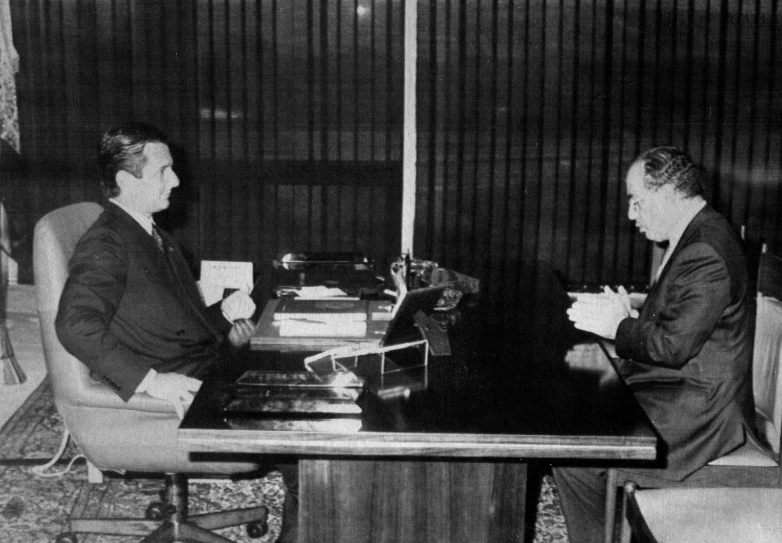 Collor conversa com Paulo Maluf no Palácio do Planalto, em 1990  — Foto: Sérgio Lima