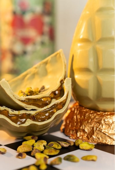 Dom Casero. Ovo de chocolate branco belga (R$ 269,90), recheado  com puxa-puxa de pistache com pedaços de pistache (2042-4279) — Foto: Divulgação