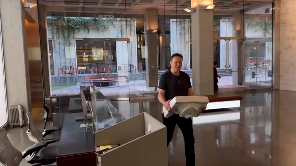Elon Musk entra na sede do Twitter carregando uma pia — Foto: Reprodução do Twitter