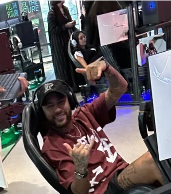 Neymar e Bruna Biancardi curtem jogos eletrônicos em Riad — Foto: Reprodução