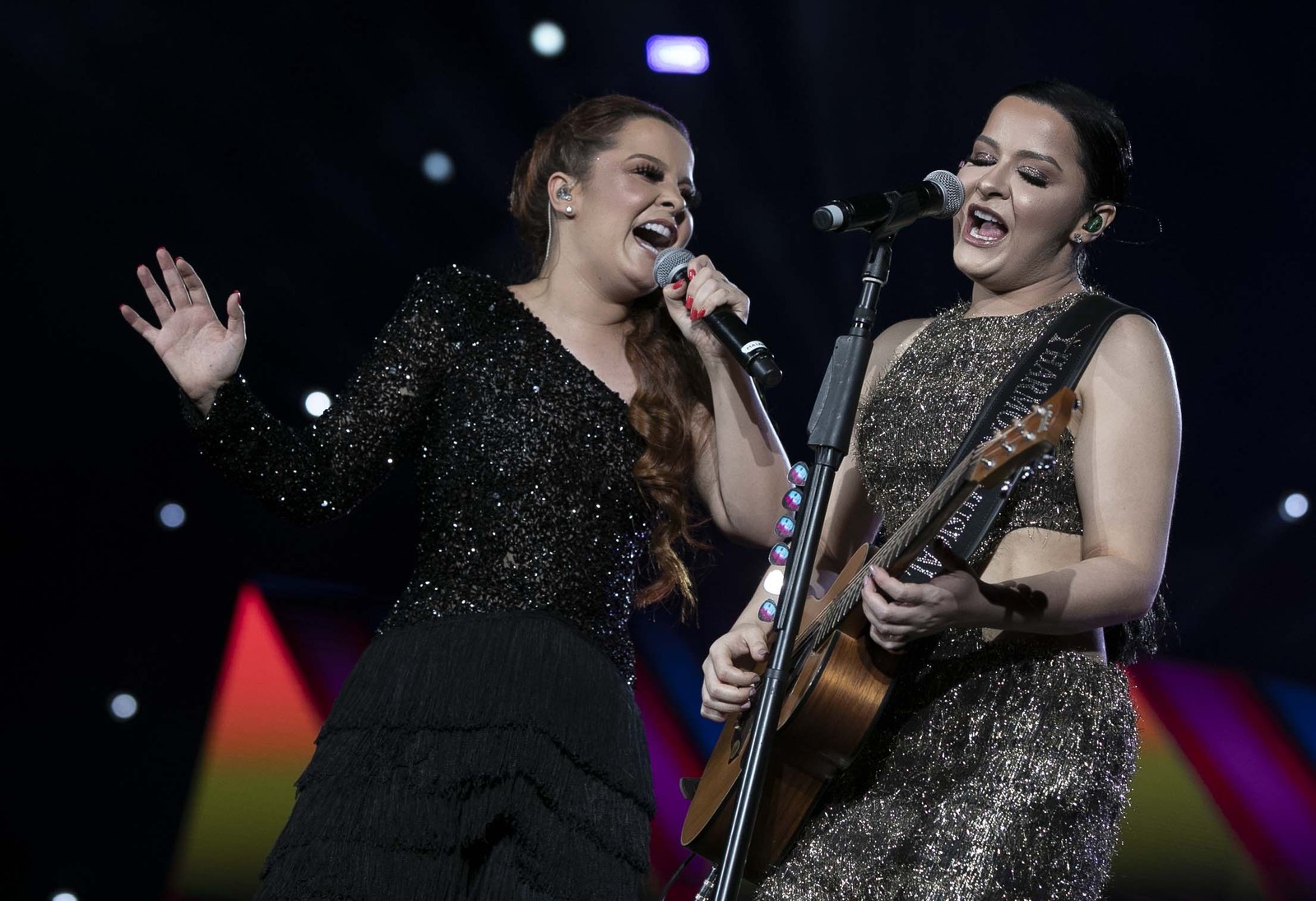 Maiara e Maraisa durante um show. Antes da fama, dupla fazia canções para outros artistas.  — Foto: CHARLES JOHNSON / DIVULGAÇÃO