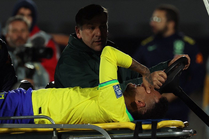 Neymar deixa o gramado de Brasil e Uruguai aos prantos