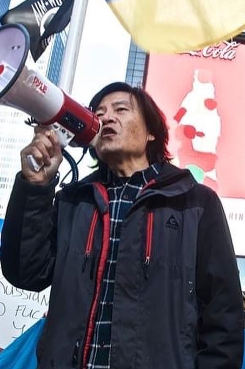 O dissidente chinês Zhou Fengsuo participa de uma manifestação contra a invasão russa da Ucrânia em Nova York: ele vê o mesmo perigo em Taiwan — Foto: Arquivo pessoal