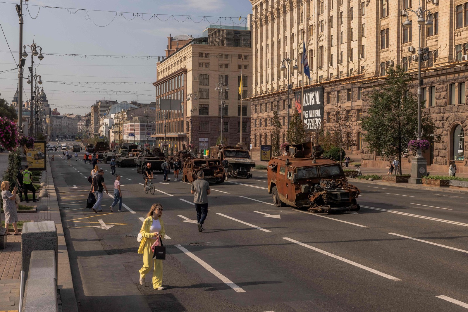 Ucrânia expõe tanques e drones russos abatidos em celebração ao Dia da Independência — Foto: Roman Pilipey / AFP