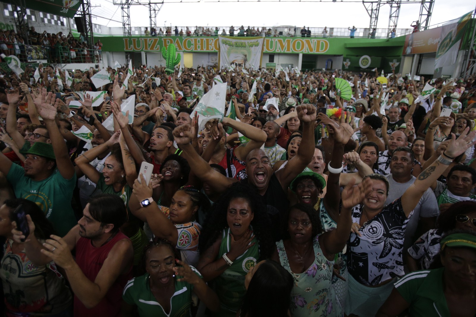 Público vibra na quadra da Imperatriz Leopoldinense  — Foto: Alexandre Cassiano