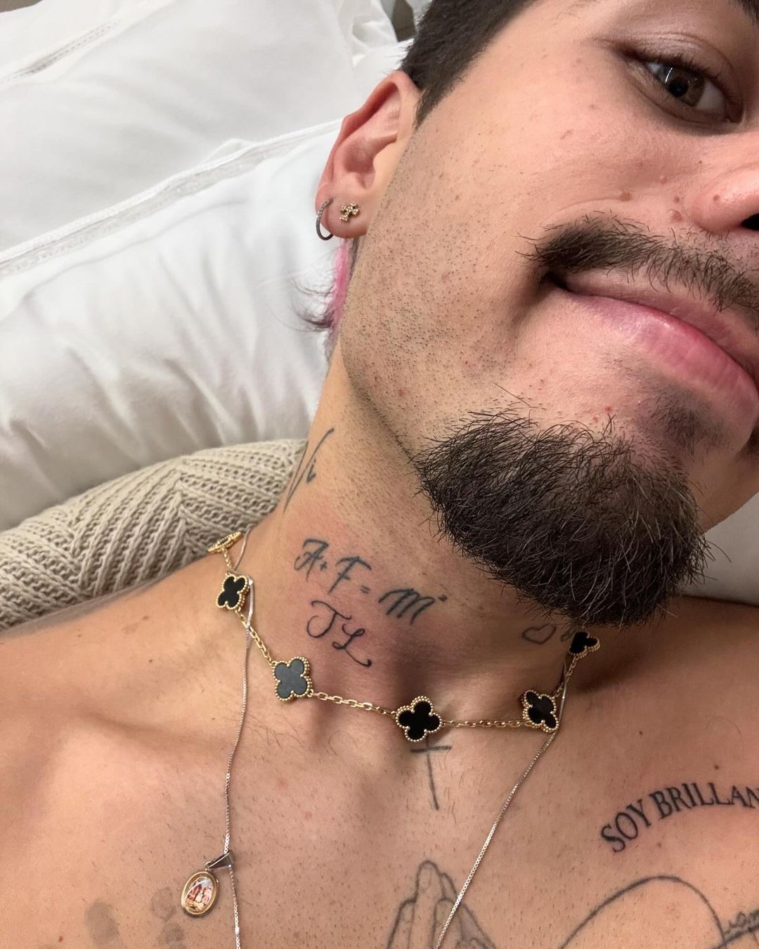 Zé Felipe fez tatuagem com as iniciais do filho que atualmente espera com Virginia Fonseca — Foto: @zefelipecantor no Instagram