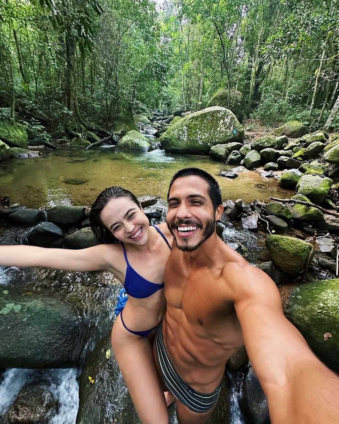 Bella Piero e Rafael Gualandi, o Enzo de 'Terra e Paixão', assumiram o namoro em junho — Foto: Reprodução/Instagram