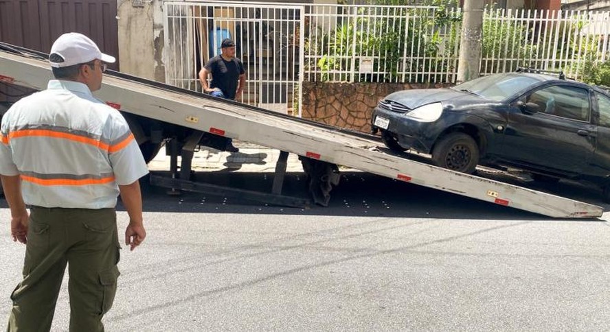 Carro abandonado é recolhido em via da capital mineira