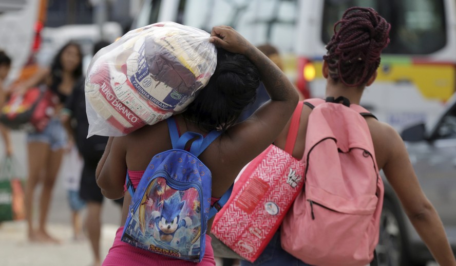 Distribuição de cestas básicas em Copacabana