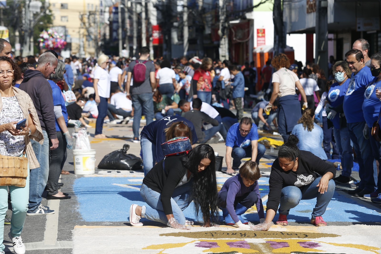 O tapete de São Gonçalo ocupa cerca de 1,5 quilômetro da Avenida Moreira César, no bairro Zé Garoto — Foto: Fabiano Rocha / Agência O Globo