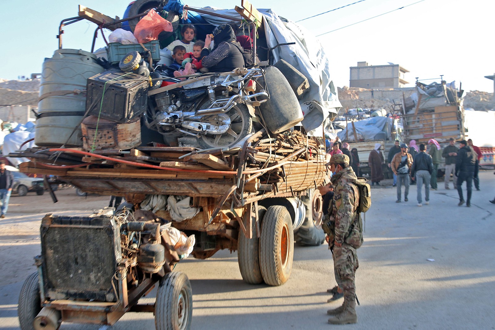 Refugiados sírios se preparam para deixar o Líbano em direção ao território sírio através da travessia de Wadi Hamid em Arsal — Foto: AFP