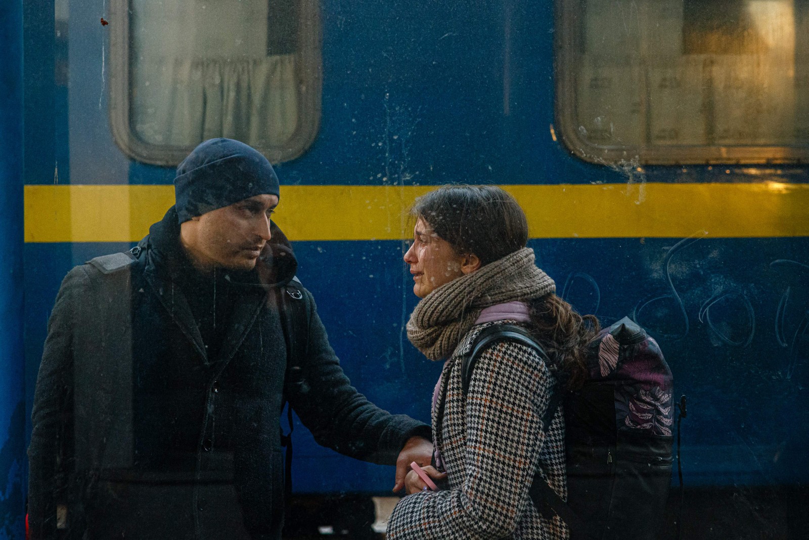Na estação central de Kyiv, um casal se emociona ao partir em trem de evacuação da cidade — Foto: Dimitar DILKOFF / AFP